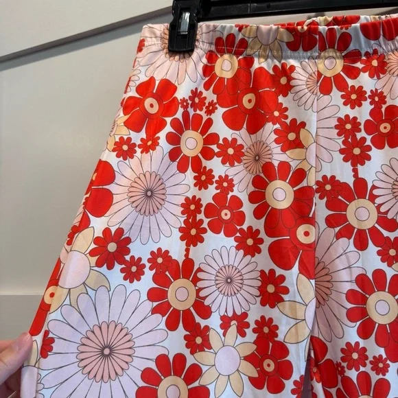 Floral Flare 2XL Pants in Red and White Color - Picture 4 of 6